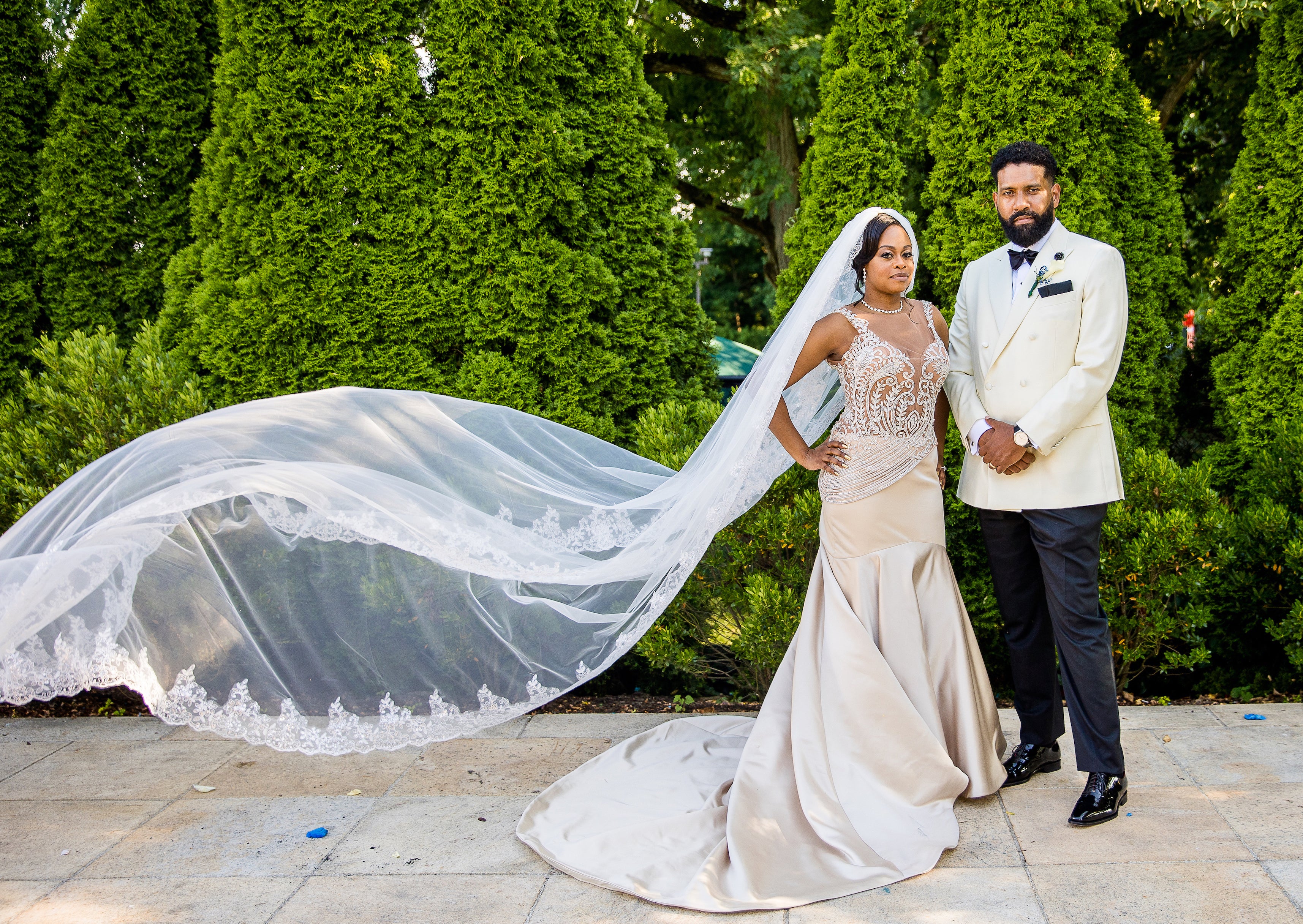 wedding pic with long veil